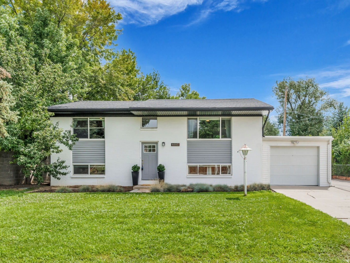 6685 S 1680 E, Cottonwood Heights, UT 84121 — photo 1