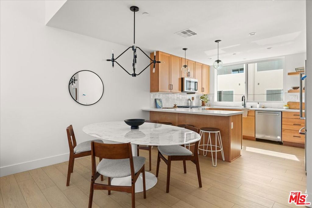11212 W Victory Boulevard 7, Los Angeles, CA 91606 — photo 1