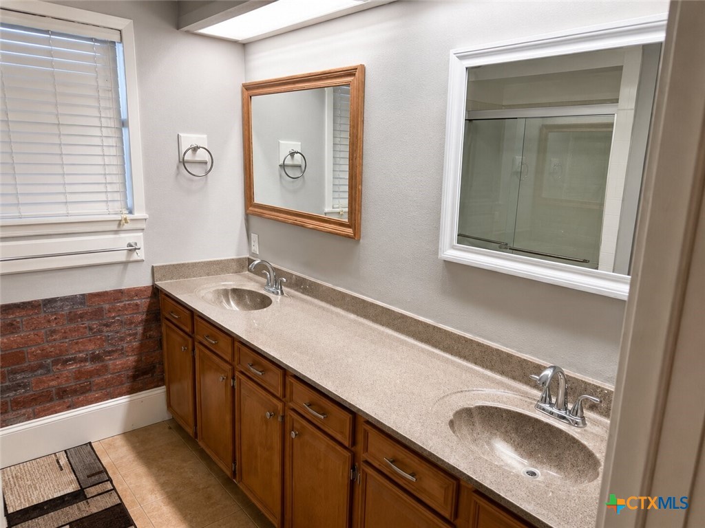 1801 Main, Victoria, TX 77901 — photo 1