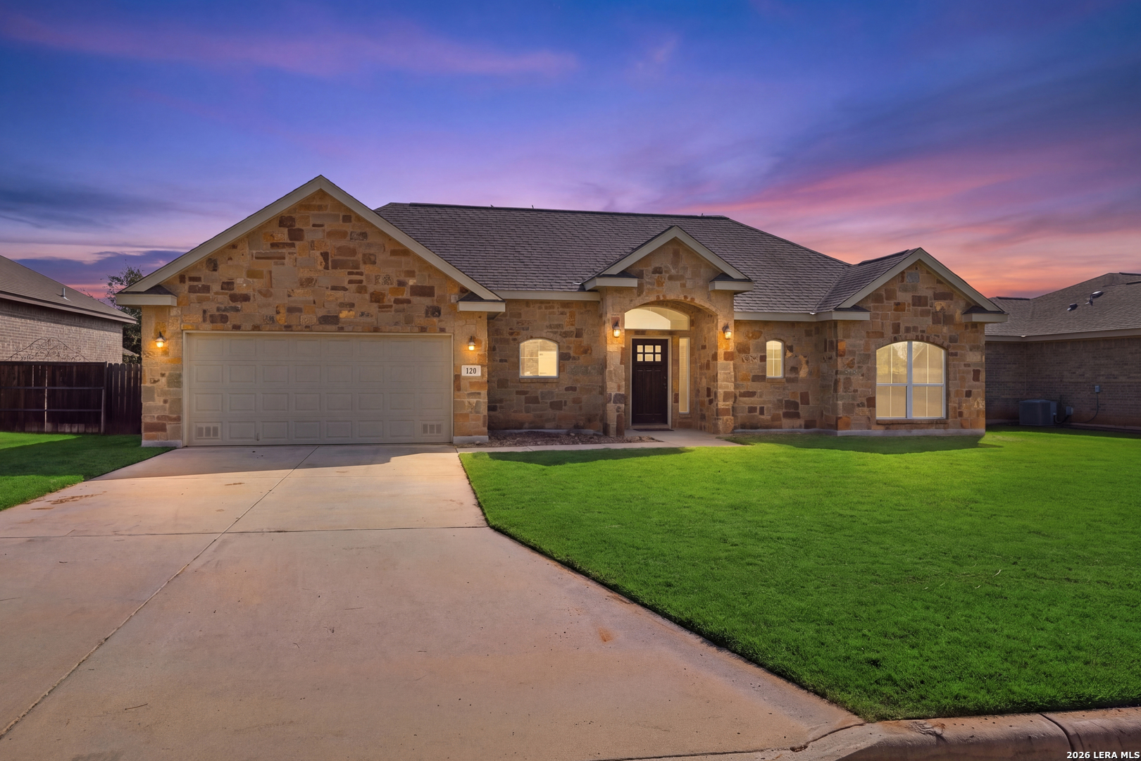 129 N 1ST ST, Floresville, TX 78114 — photo 1