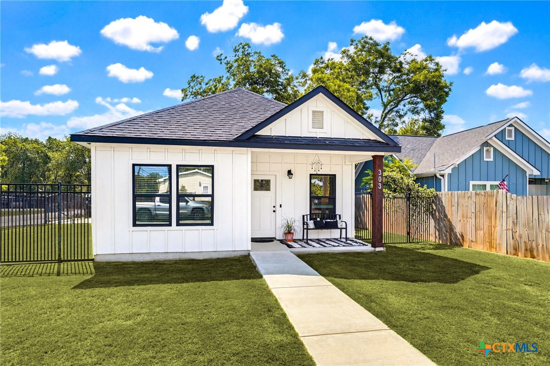 303 Pine Street, Luling, TX 78648 — photo 1