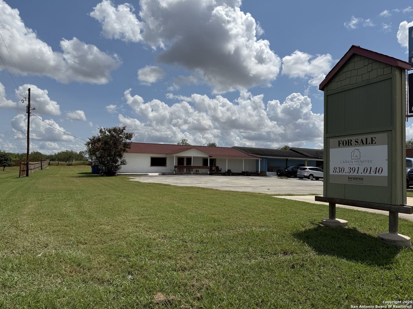 1920 10th, Floresville, TX 78114 — photo 1