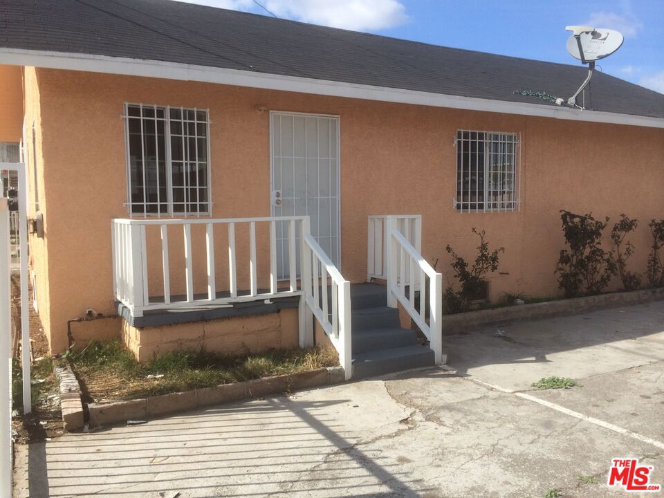 1031 W Century Boulevard, Los Angeles, CA 90044 — photo 1
