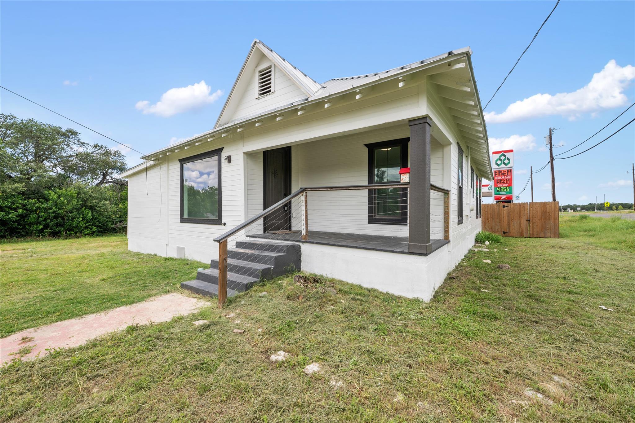 100 W Caskey St, Florence, TX 76527 — photo 1