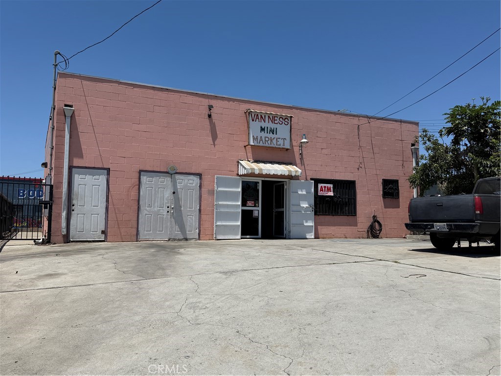 6130 S Van Ness, Los Angeles, CA 90047 — photo 1