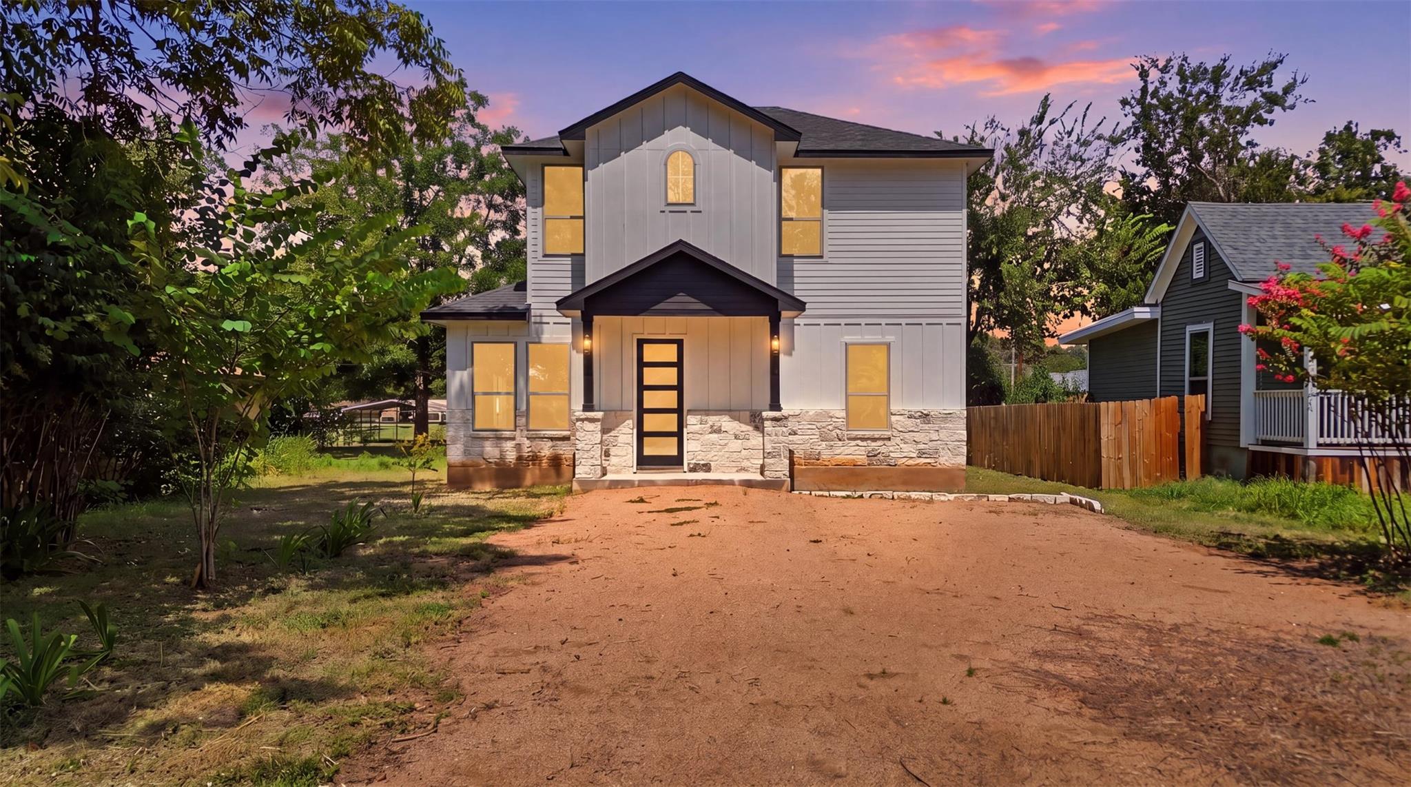 504  Walker St, Smithville, TX 78957 — photo 1