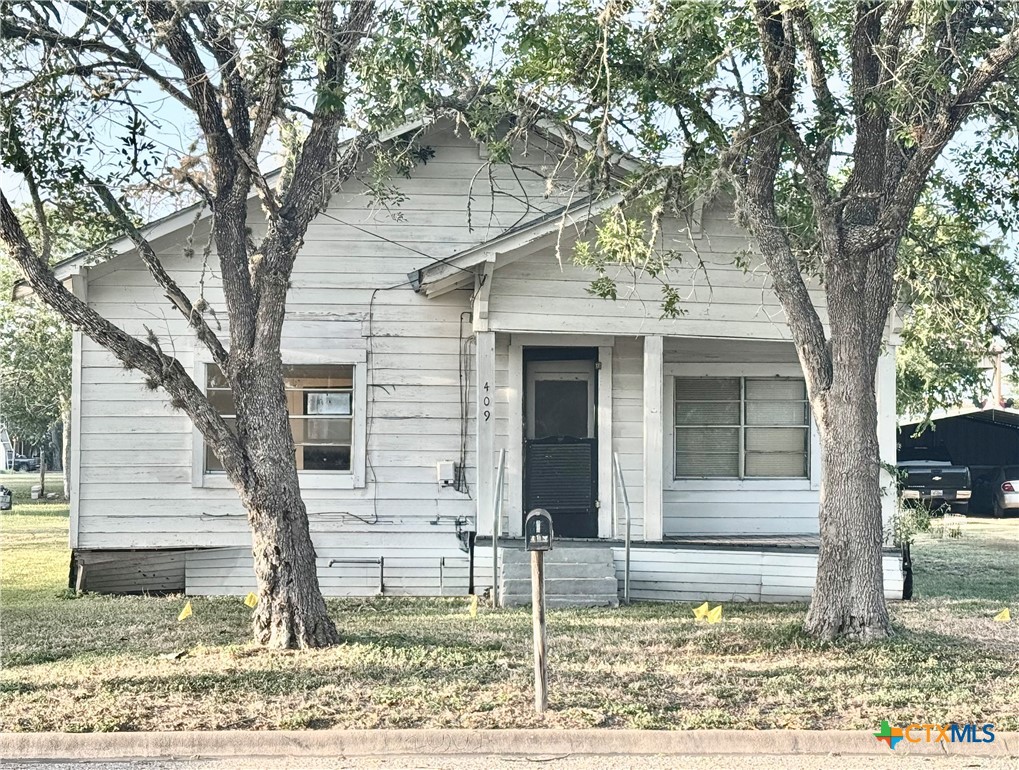 409 W Morris Street, Yoakum, TX 77995 — photo 1