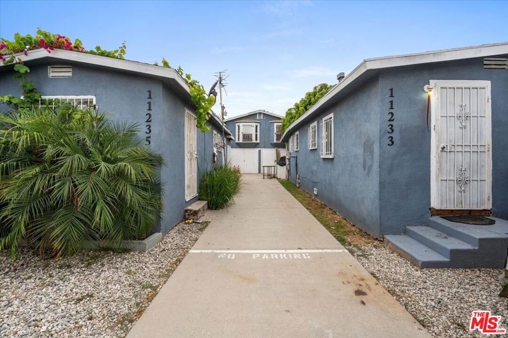 11233 Raymond Avenue, Los Angeles, CA 90044 — photo 1