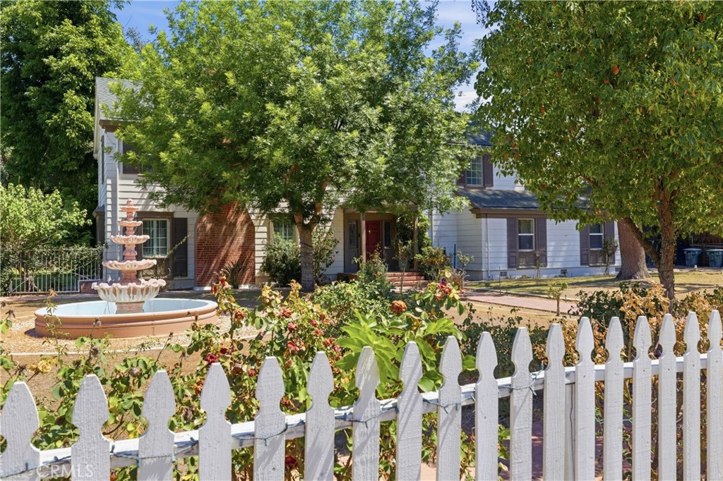2132 Chester, Bakersfield, CA 93304 — photo 1