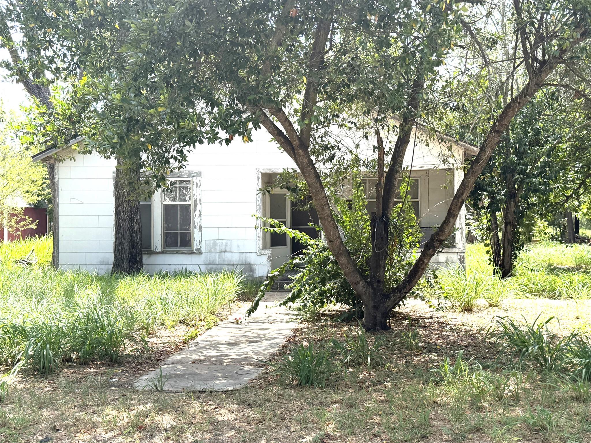 119 Pine, Luling, TX 78648 — photo 1