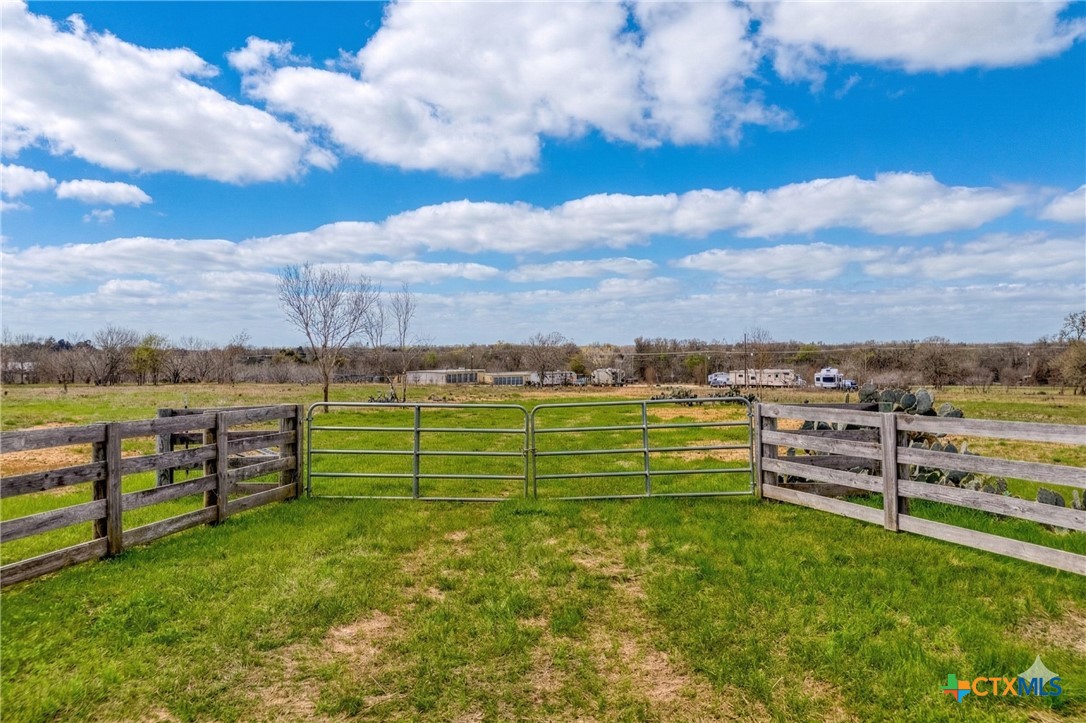 839 Smith, Rockdale, TX 76567 — photo 1