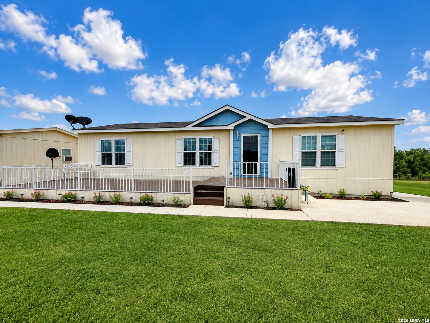 156 County Road 7752, Devine, TX 78016 — photo 1