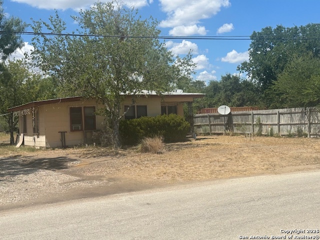 000 Walnut/willow, Jourdanton, TX 78026 — photo 1