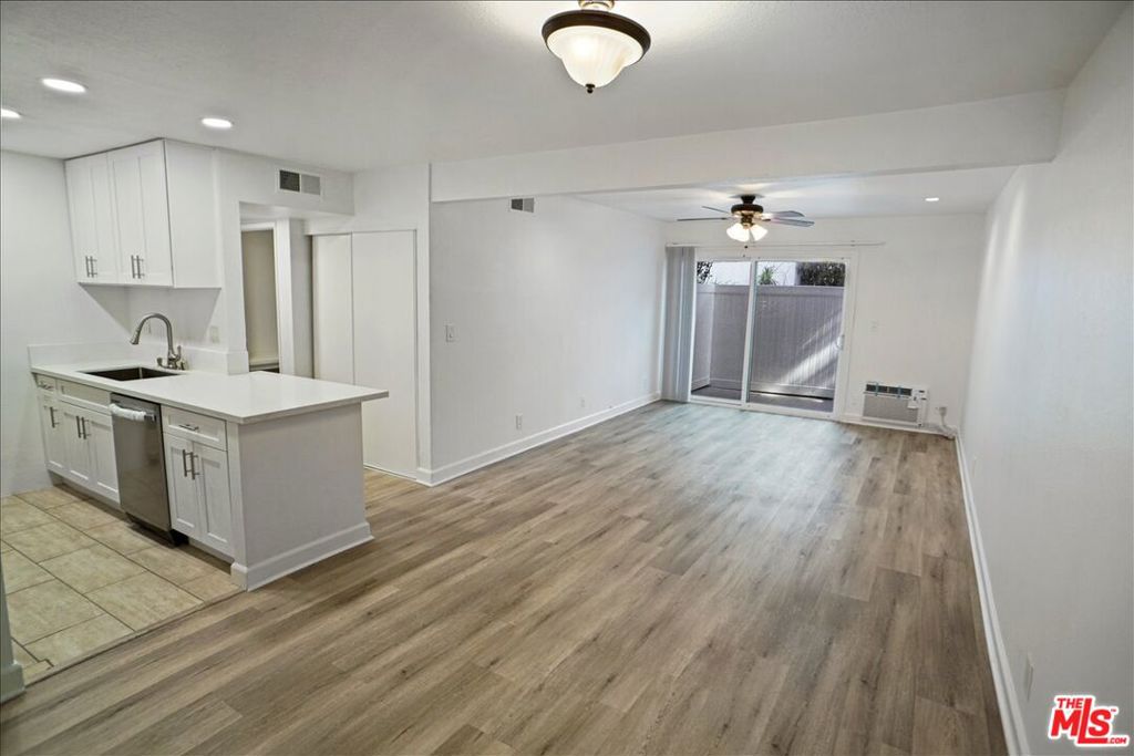 18620 Hatteras Street 180, Tarzana, CA 91356 — photo 1