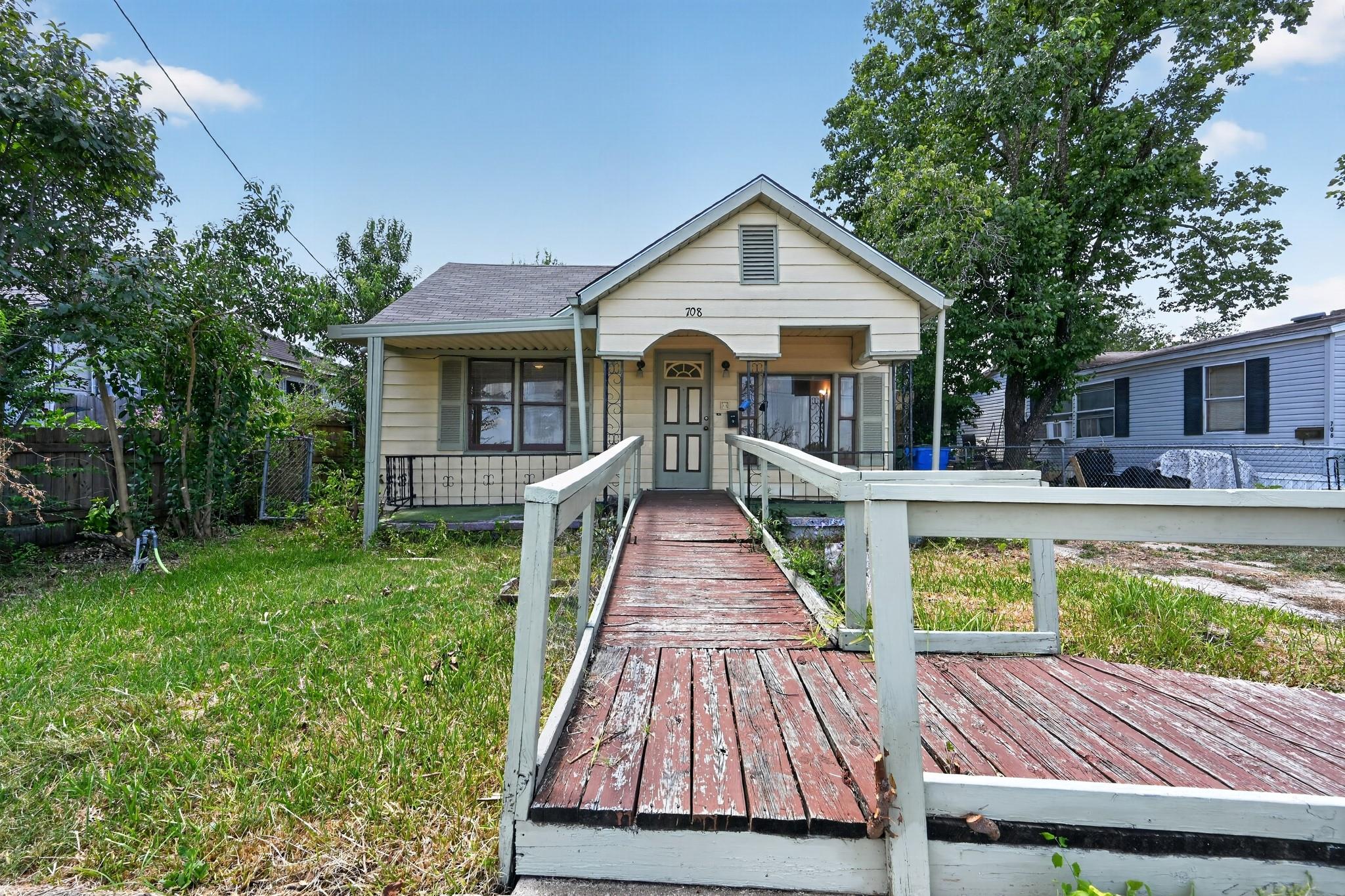 708 Booth, Taylor, TX 76574 — photo 1