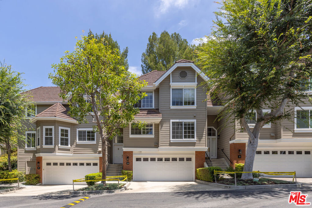 20950 Oxnard Street 10, Woodland Hills, CA 91367 — photo 1