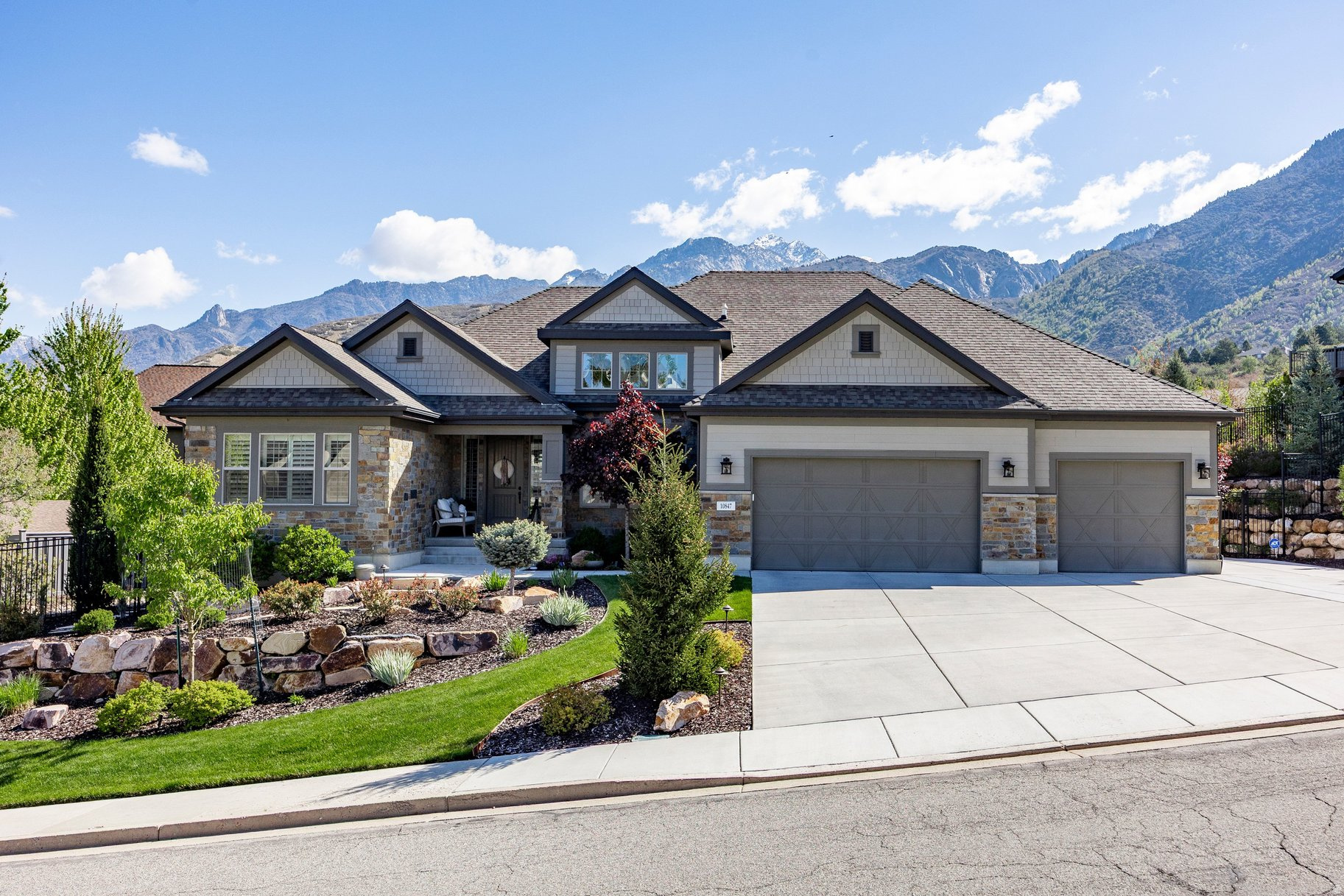10847 S HIDDENWOOD DR, Sandy, UT 84092 — photo 1