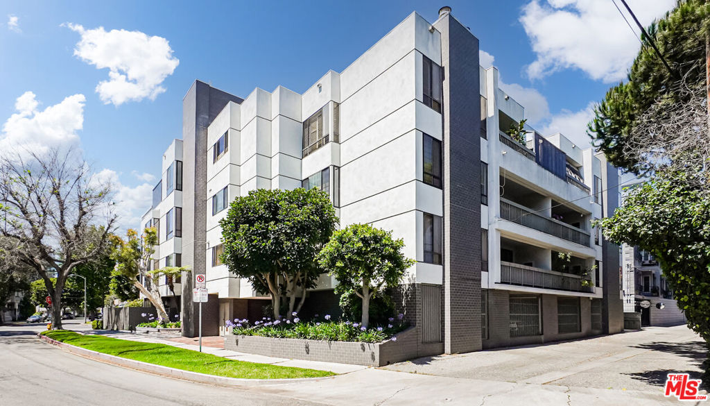1220 Roxbury Drive 302, Los Angeles, CA 90035 — photo 1