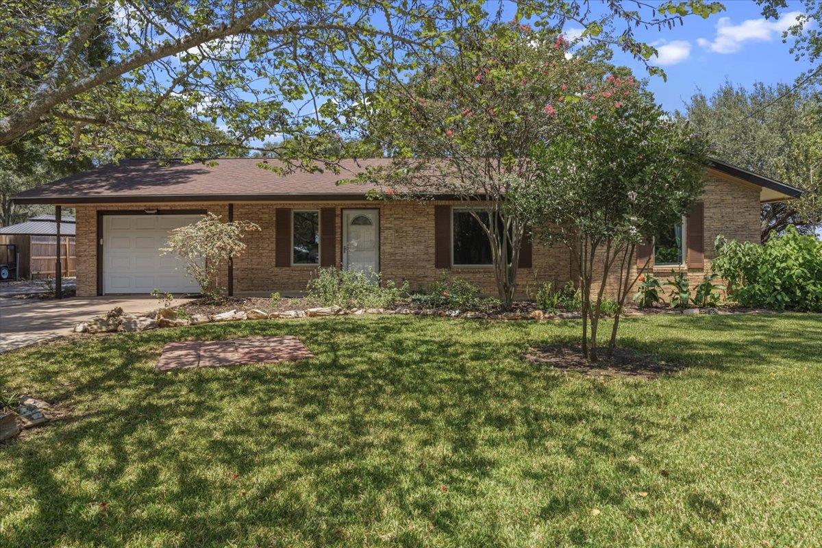 1415 NE Whitehead St, Smithville, TX 78957 — photo 1