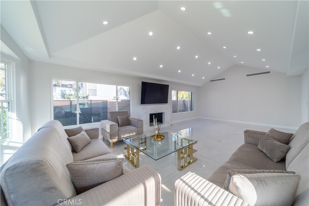 902 E WALNUT Avenue, Burbank, CA 91501 — photo 1