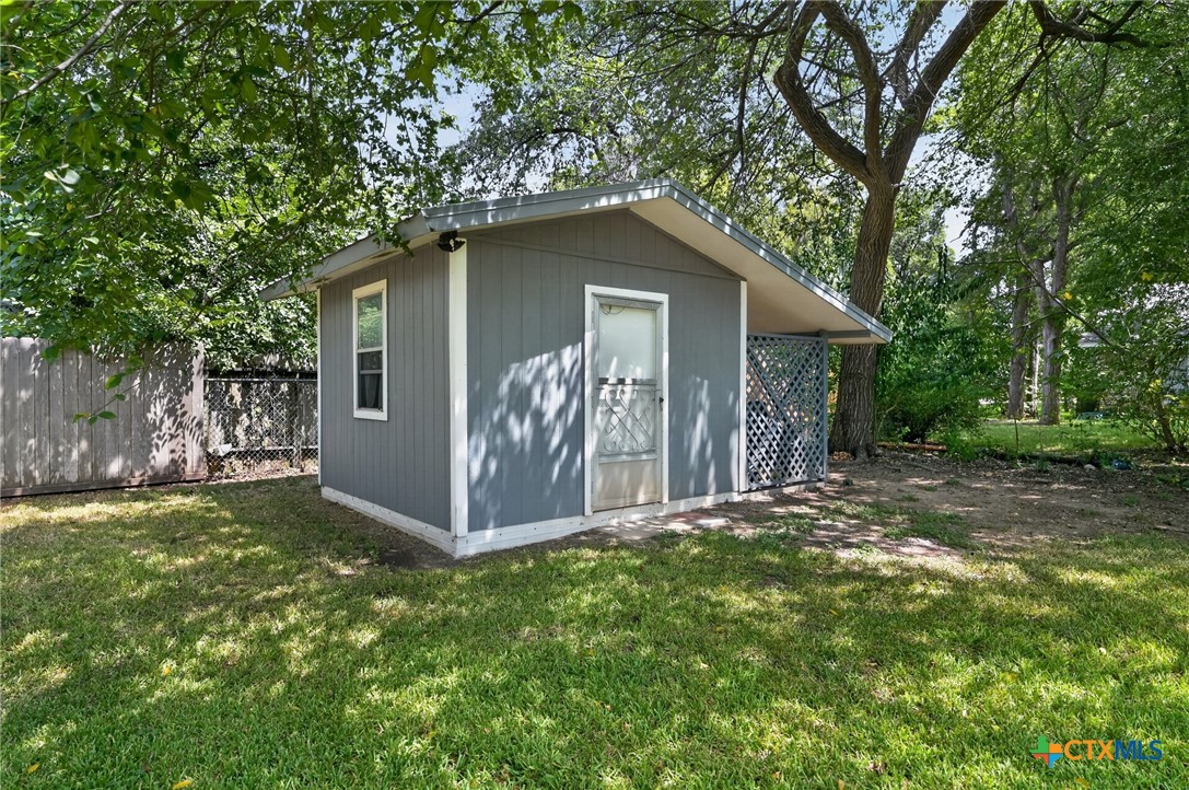501 24th, Belton, TX 76513 — photo 1