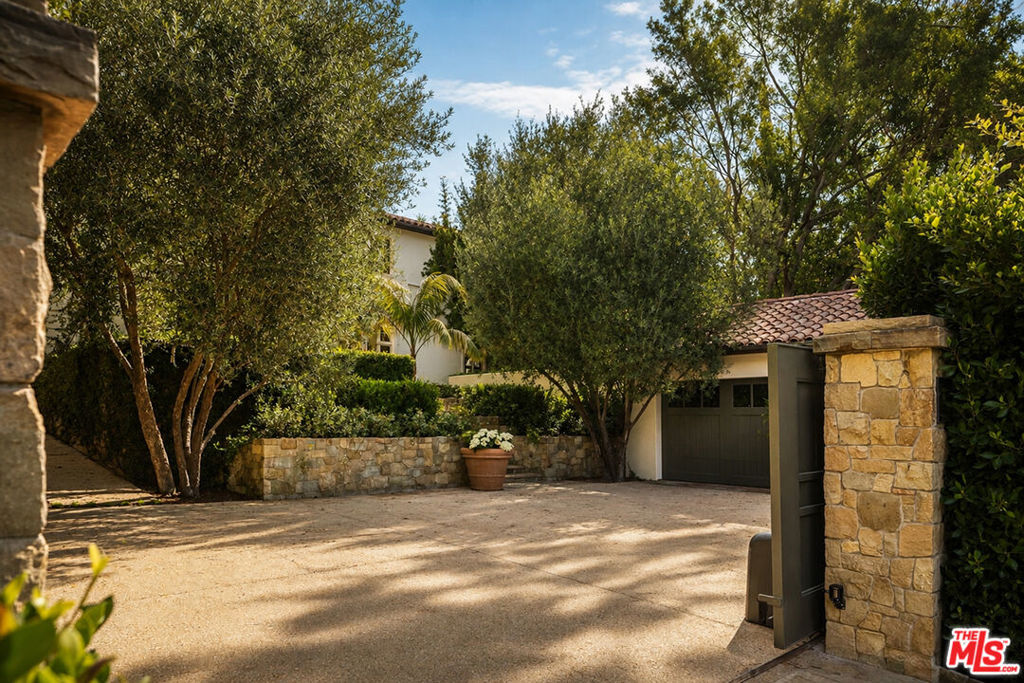 1168 N Doheny Drive, Los Angeles, CA 90069 — photo 1