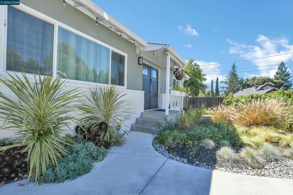 2160 Walnut St, Martinez, CA 94553 — photo 1