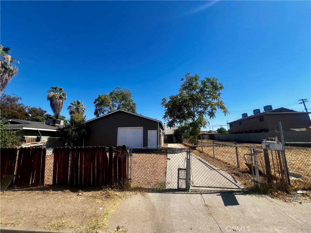 1322 Quincy, Bakersfield, CA 93305 — photo 1