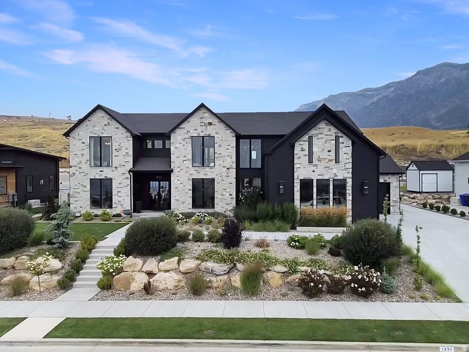 1230 W CARIBOU CT