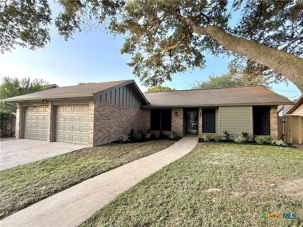 220 Navajo, Victoria, TX 77904 — photo 1