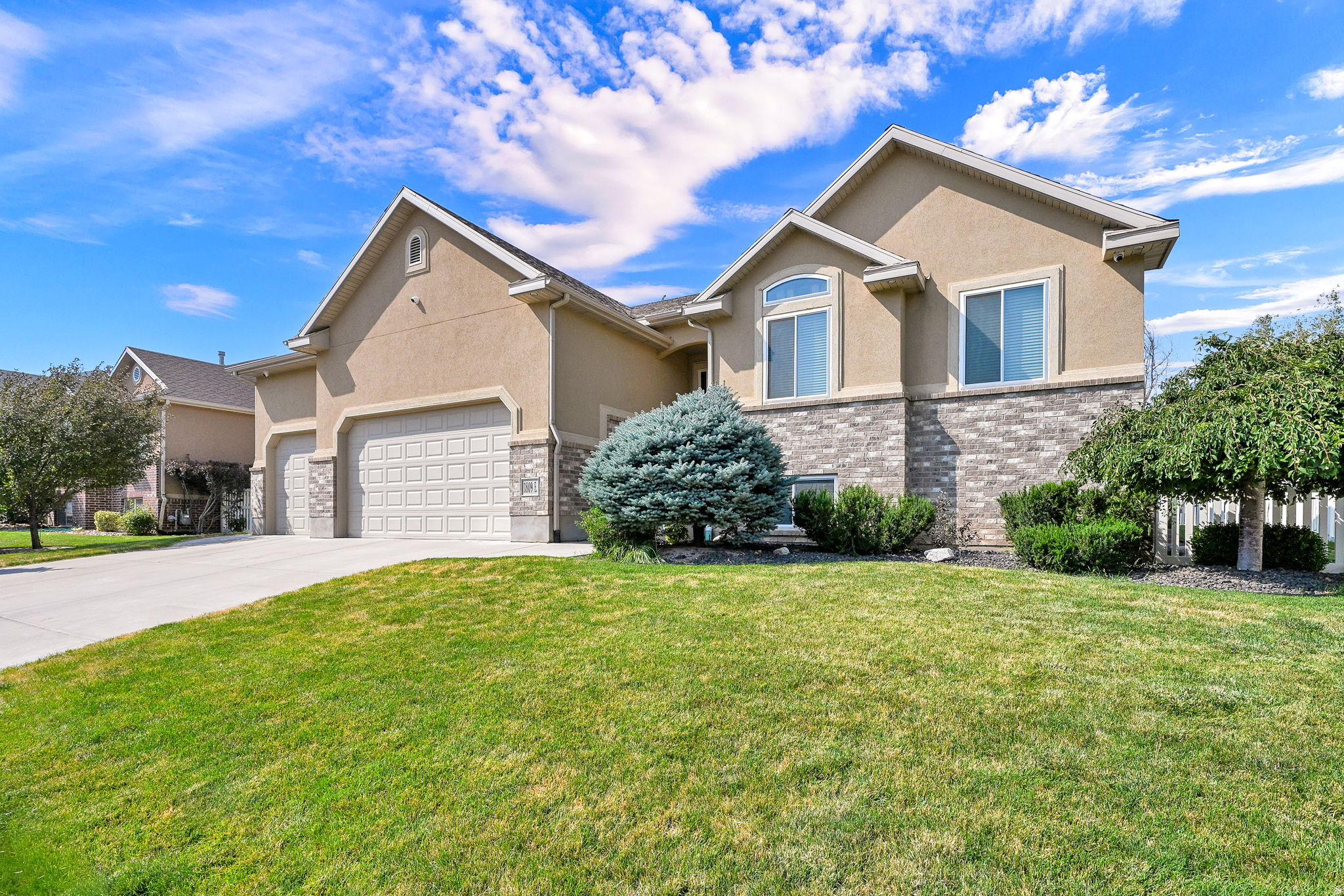 1809 E KAY LN, South Weber, UT 84405 — photo 1