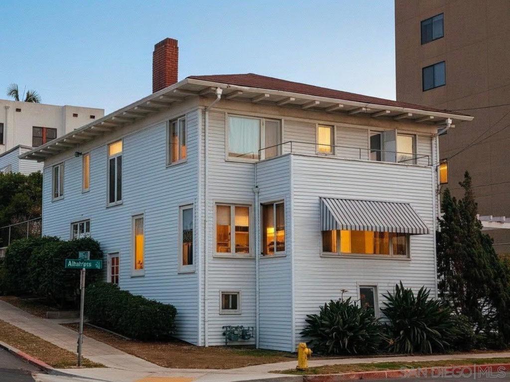 2561 Albatross St, San Diego, CA 92101 — photo 1