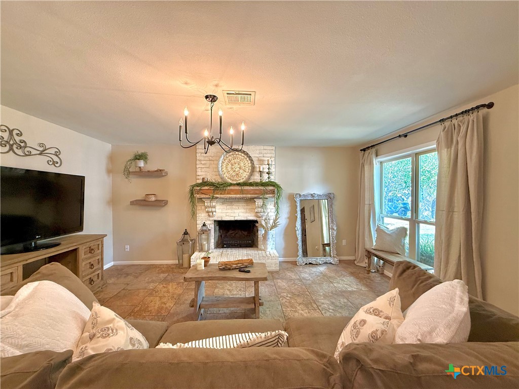 109 Perth, Victoria, TX 77904 — photo 1