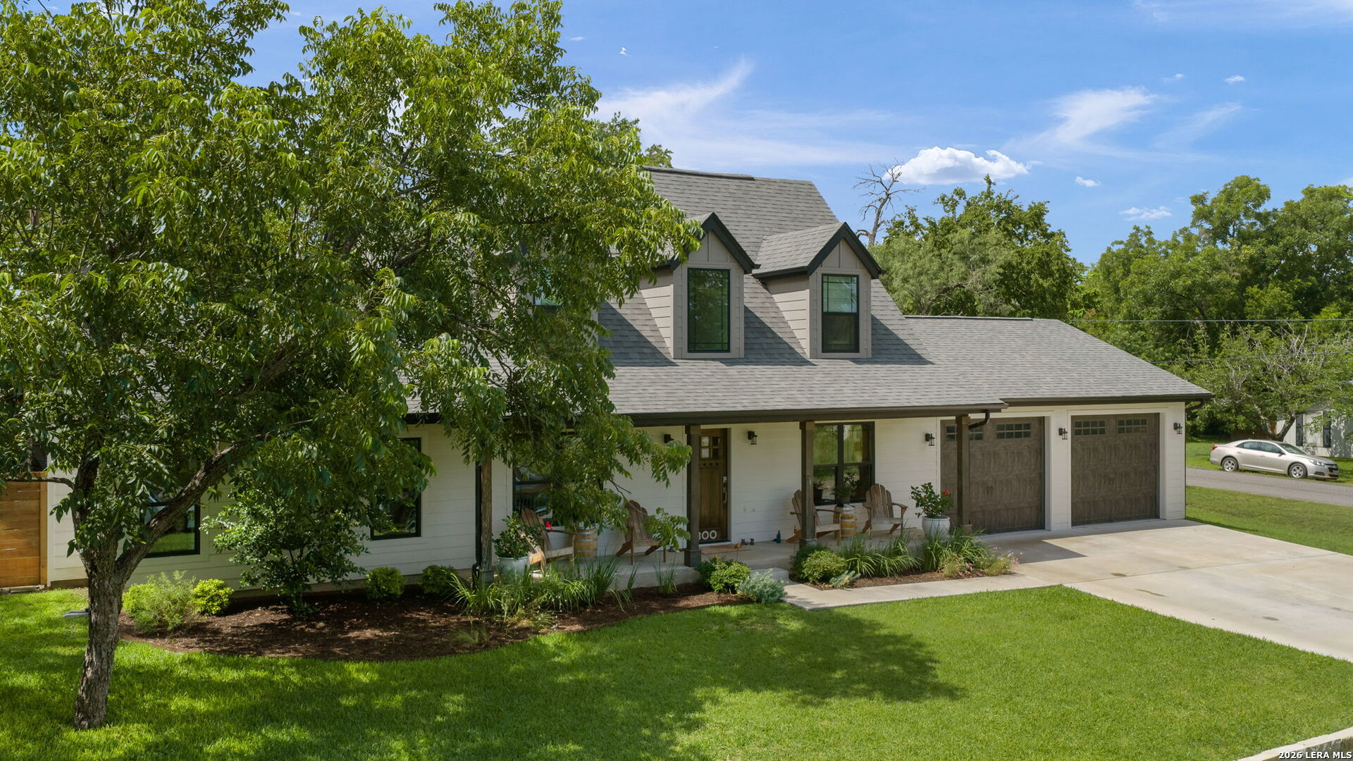 300 E BLUEBONNET LN, Johnson City, TX 78636 — photo 1