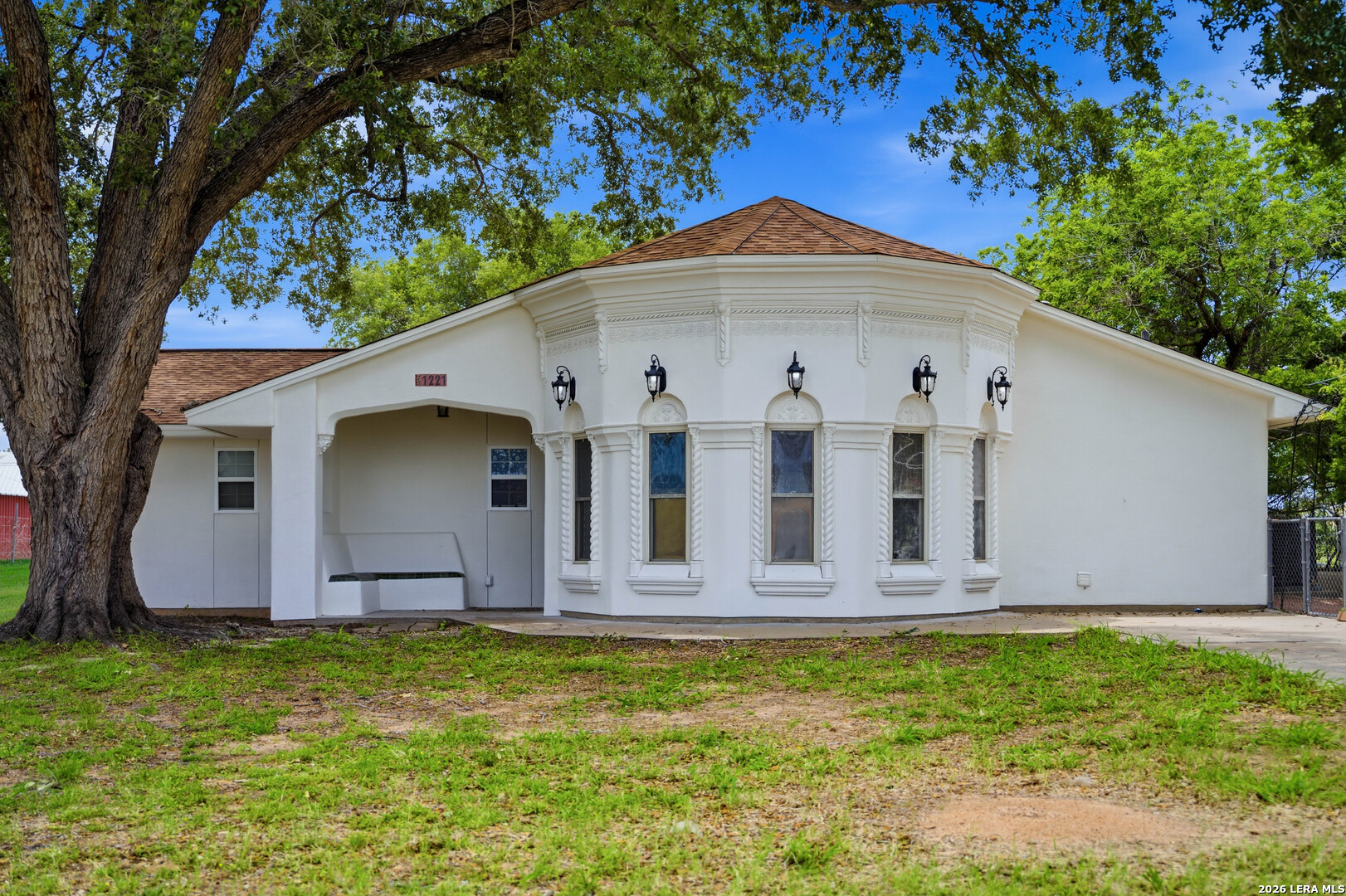 1221 ENCINO DR, Pleasanton, TX 78064 — photo 1