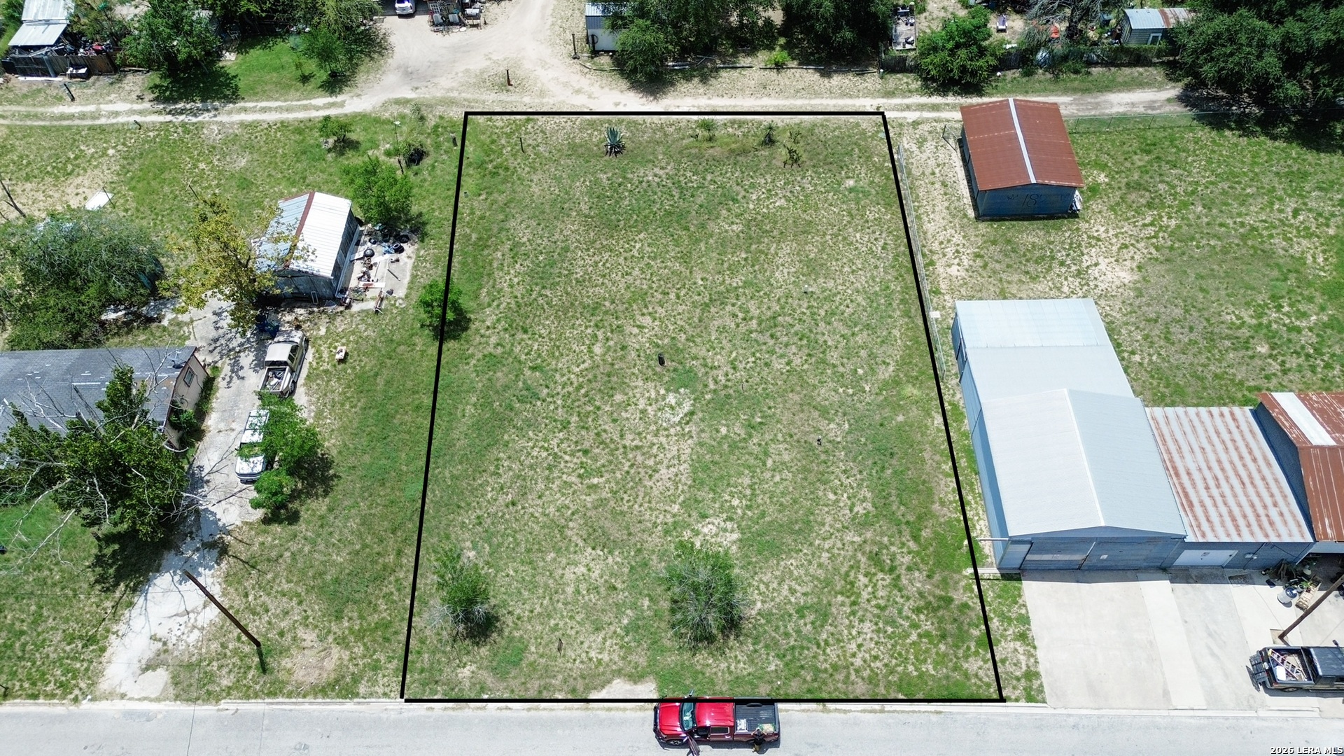 000 Trade Street, Pleasanton, TX 78064 — photo 1