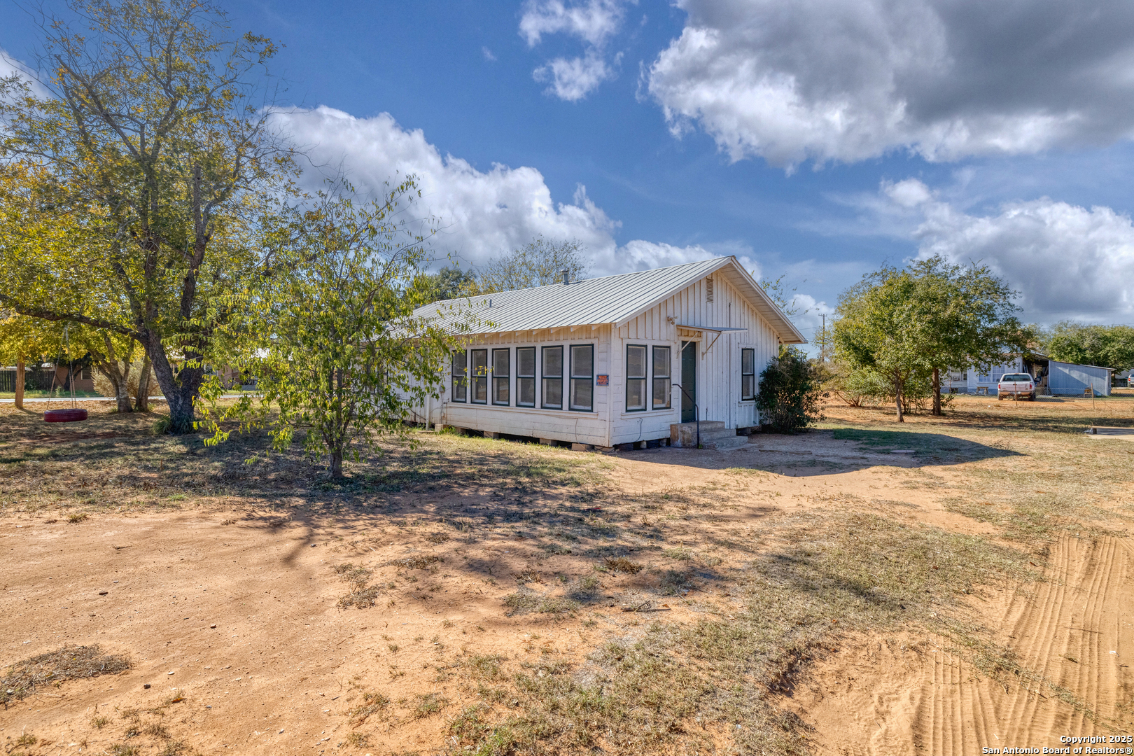 719 E Trinity, Pearsall, TX 78061 — photo 1