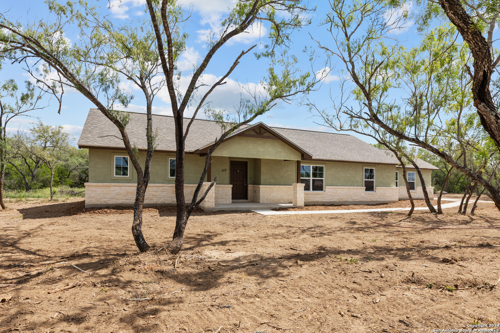 117 Sylas Hayes Loop, Pleasanton, TX 78064 — photo 1