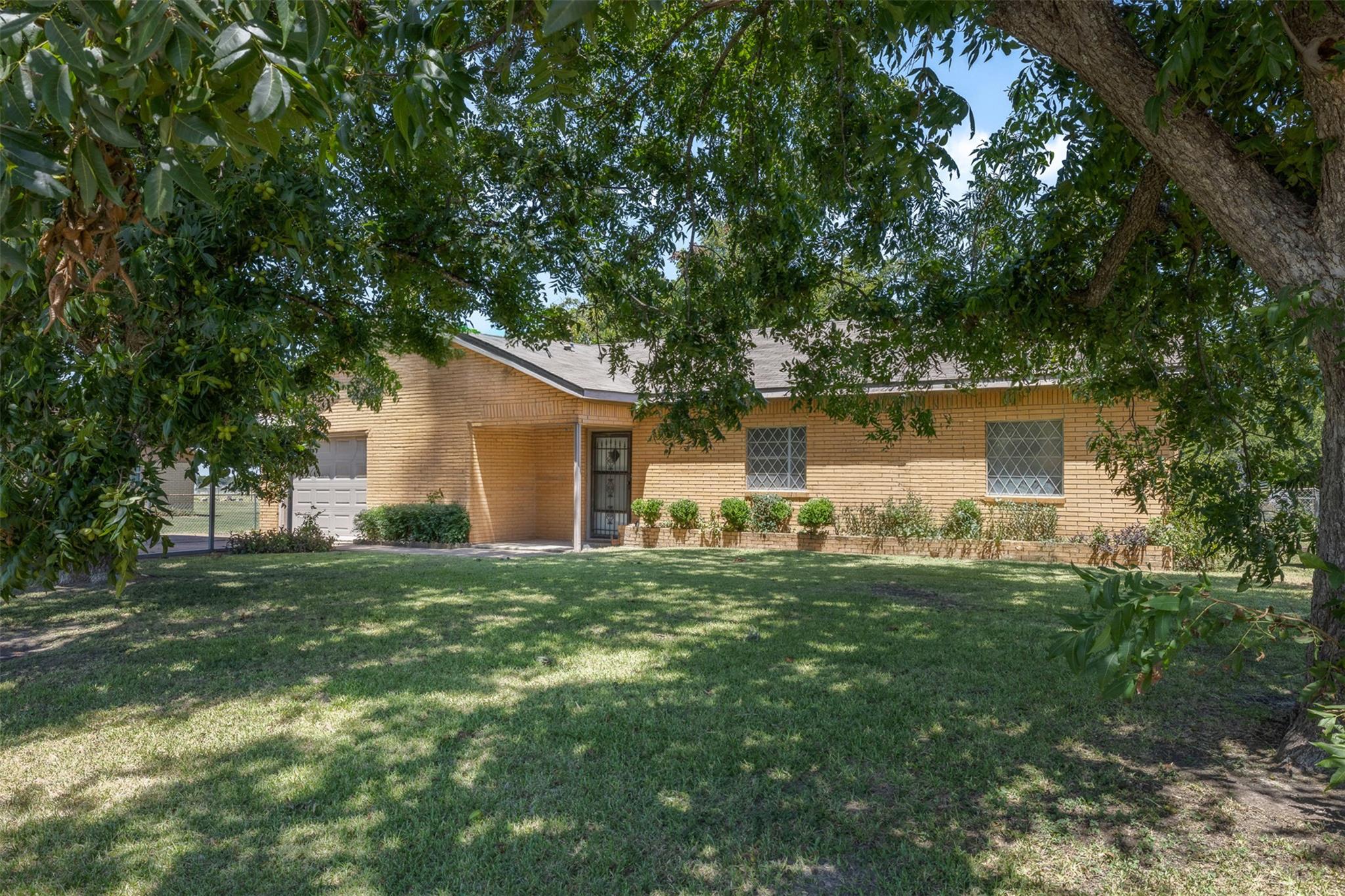 604 N 3rd St, Thorndale, TX 76577 — photo 1