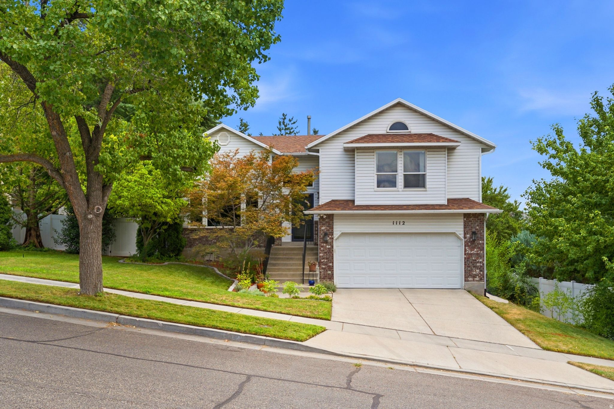 1112 E EAGLE RIDGE CIR, Sandy, UT 84094 — photo 1