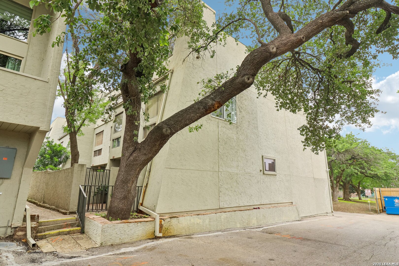 3102 EISENHAUER RD