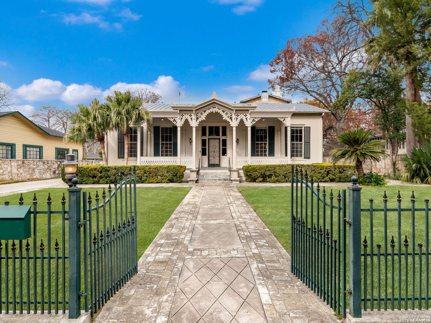 231 WASHINGTON, San Antonio, TX 78204 — photo 1