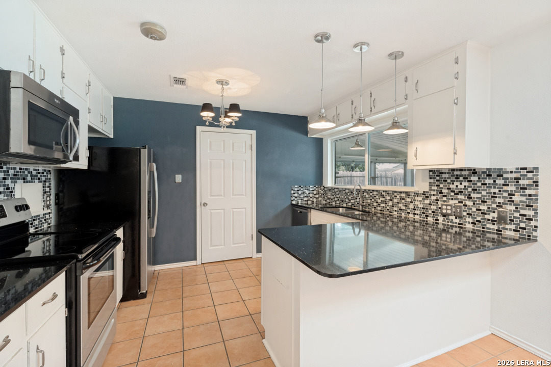 800 MARILYN DR, ,  78154 — photo 1