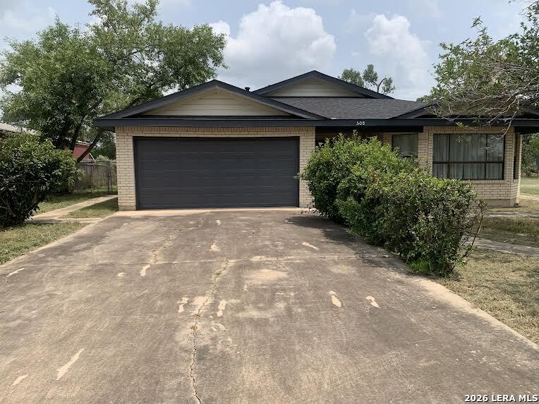 508 Crouch Ave, Devine, TX 78016 — photo 1