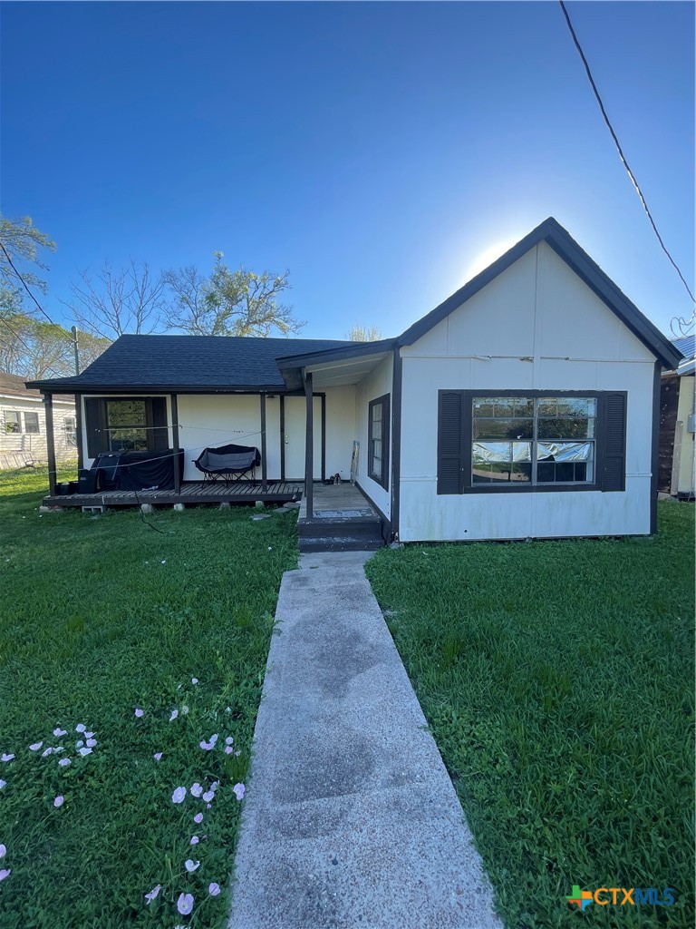 105 N Carver Street, Edna, TX 77957 — photo 1