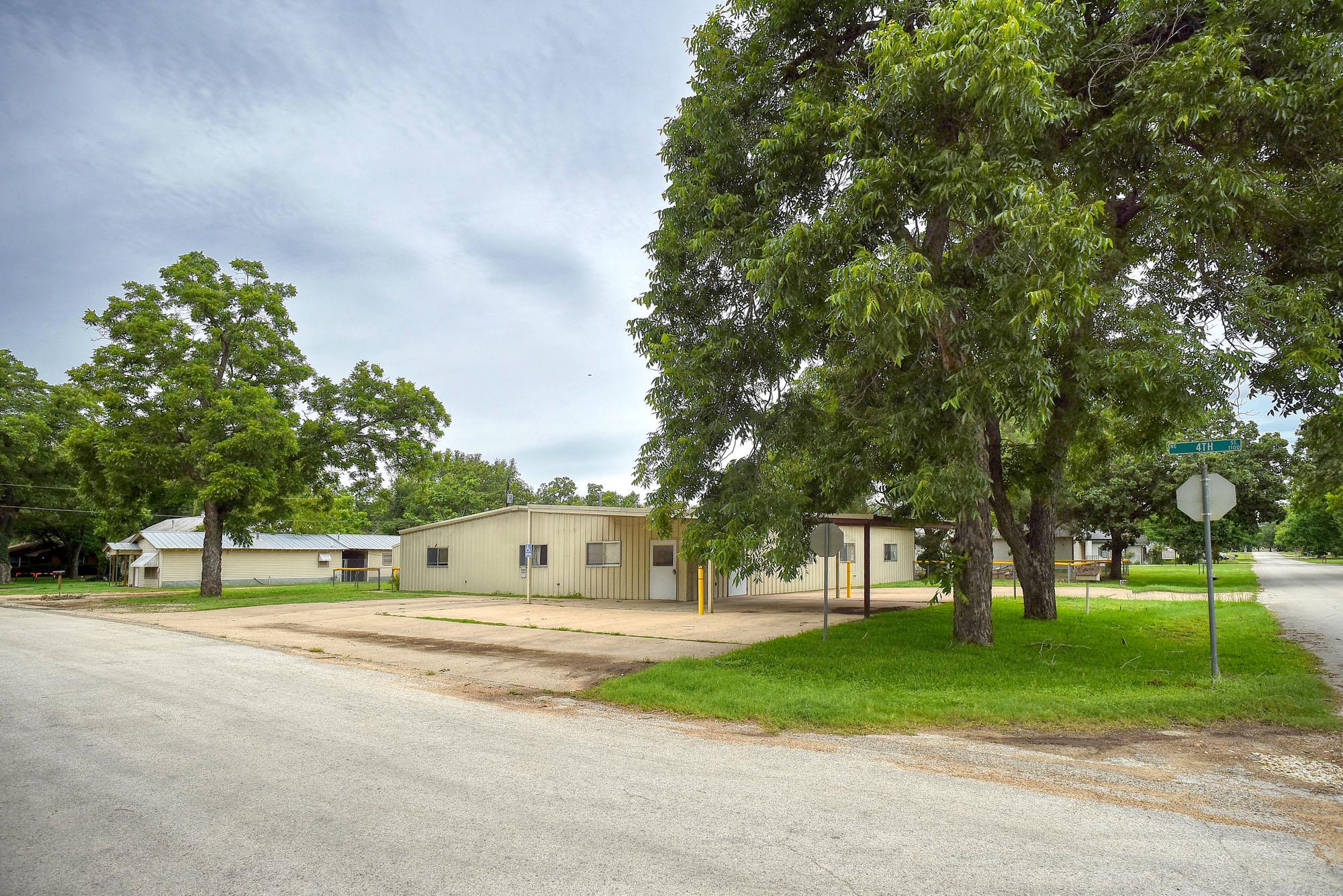 401 Wilkes, Smithville, TX 78957 — photo 1