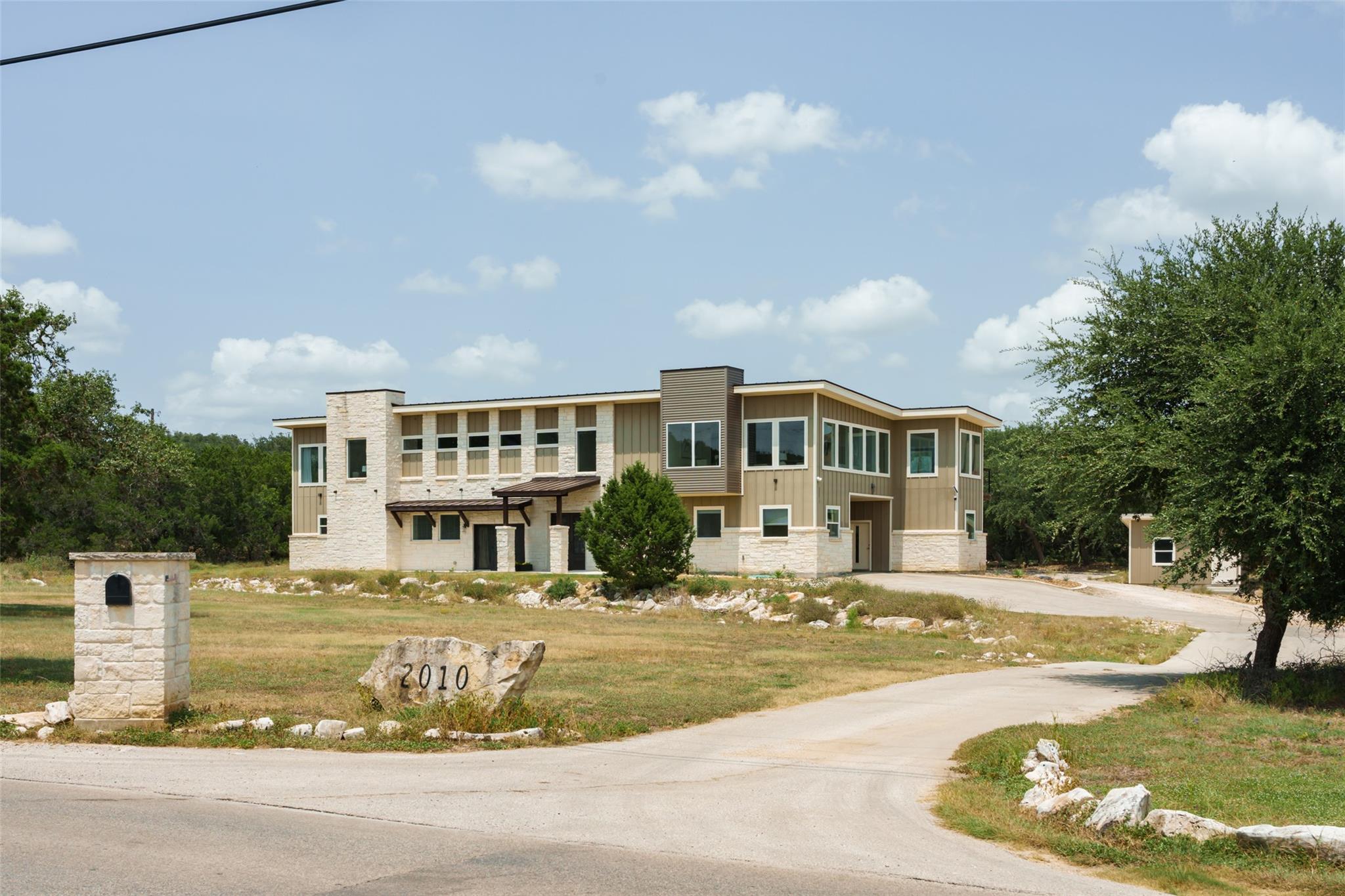 2010 Hoffmann, New Braunfels, TX 78132 — photo 1