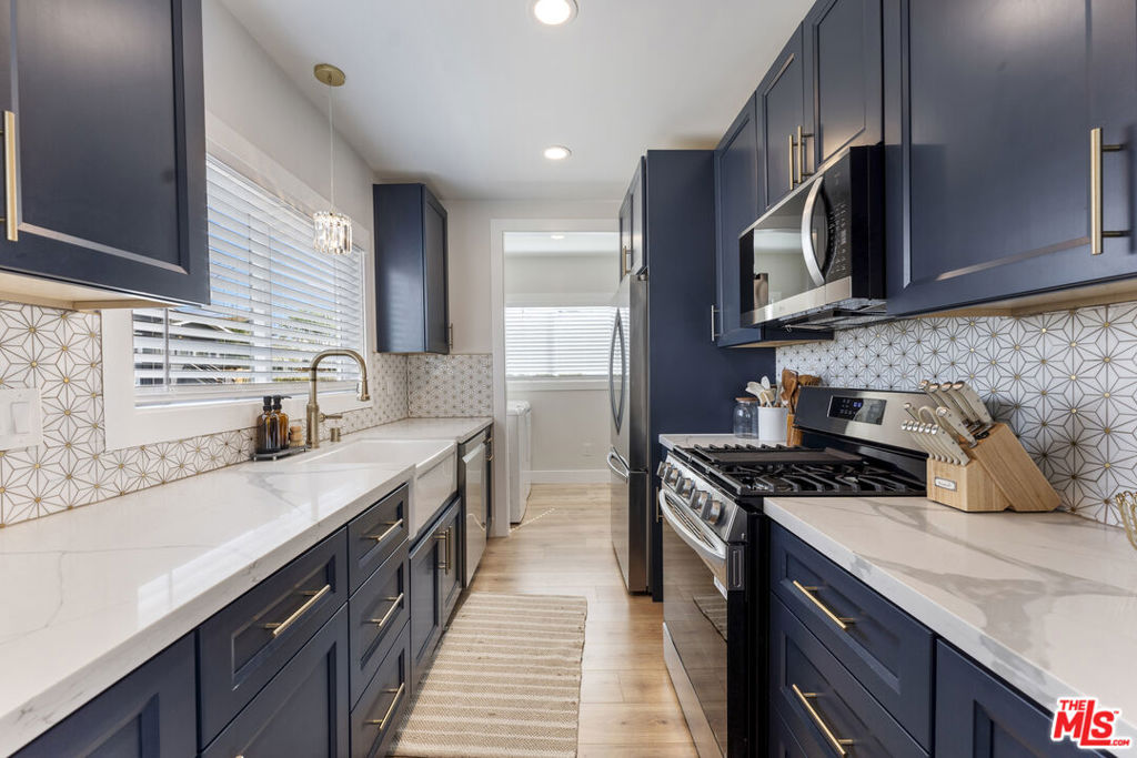 5726 Los Angeles Street, Oakland, CA 94608 — photo 1