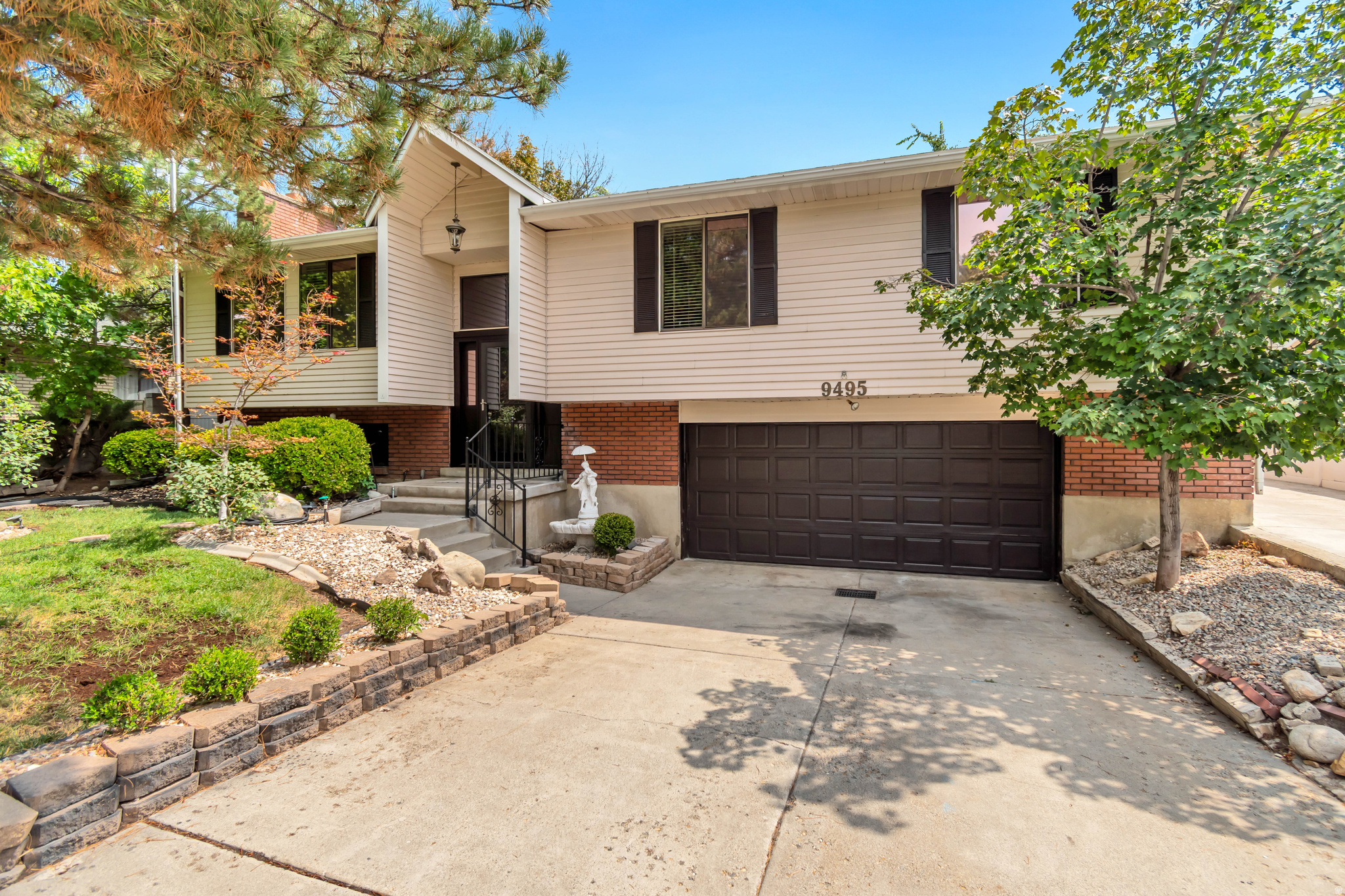 9495 S PINEDALE CIR, Sandy, UT 84092 — photo 1