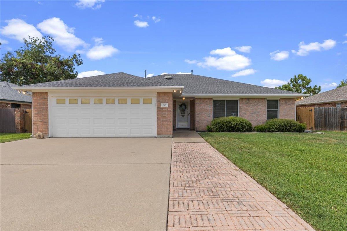 805 Craddock, Smithville, TX 78957 — photo 1
